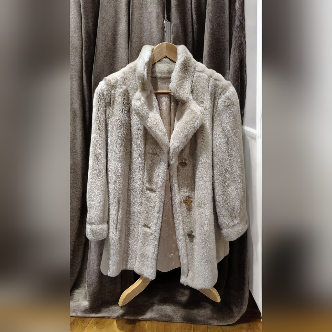 Euc Elegant Cream Fur Coat